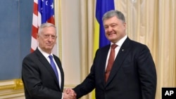 Bộ trưởng Quốc phòng Mỹ Jim Mattis và Tổng thống Ukraine Petro Poroshenko, tại Kiev, ngày 24/8/2017.