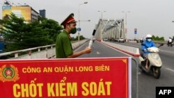 Một chốt kiểm soát ở quận Long Biên. Hình minh họa.