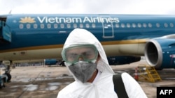 Một nhân viên khử trùng máy bay của Vietnam Airlines. (Ảnh minh họa)