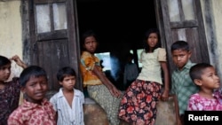 Trẻ em Hồi giáo Rohingya tại trại tị nạn bên ngoài Sittwe, Miến Ðiện ngày 16/5/2013.