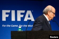 Chủ tịch FIFA Sepp Blatter rời đi sau khi kết thúc bài thông báo tại cuộc họp báo ở trụ sở FIFA, Zurich, Thụy Sĩ, 2/6/2015.