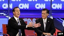 Hai ứng cử viên Mitt Romney (phải) và Rick Santorum