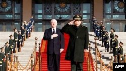 Bộ trưởng Quốc phòng Hoa Kỳ Robert Gates (trái) và Bộ trưởng Quốc phòng Trung Quốc Lương Quang Liệt đã “mạnh mẽ thống nhất” về nhu cầu cần phải có các mối liên hệ quân sự vững chắc nhằm giảm nguy cơ hiểu lầm hay tính toán sai lệch