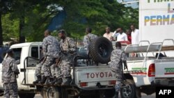 Cảnh sát tuần tra các đường phố sau một cuộc tấn công lựu đạn ở Bujumbura, Burundi.