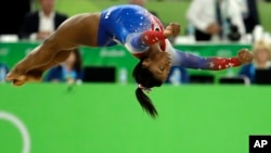 Vận động viên thể dục dụng cụ của Mỹ Simone Biles trong một bài thi đấu tại Thế vận hội Mùa hè 2016 ở Rio, ngày 16 tháng 8 năm 2016. 