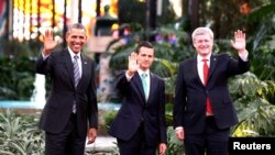 Tổng thống Mỹ Barack Obama, Tổng thống Mexico Enrique Pena Nieto (giữa) và Thủ tướng Canada Stephen Harper (phải) trước hội nghị thượng đỉnh