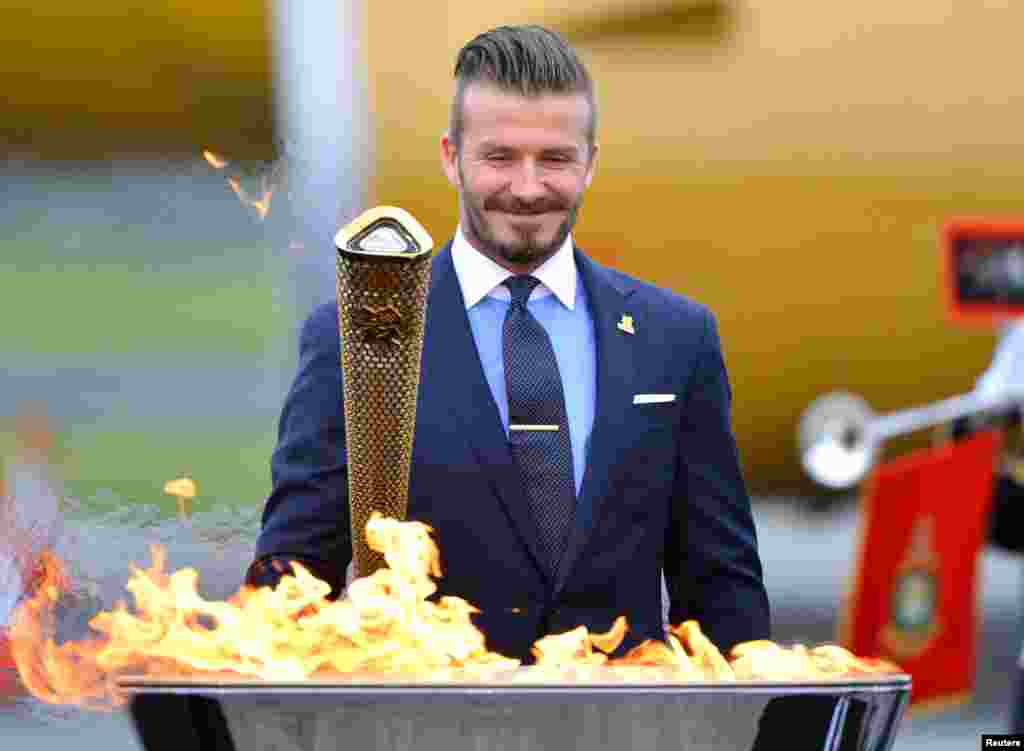 Beckham được vinh dự đốt đuốc Olympic London 2012, 18 th&aacute;ng 5, 2012.