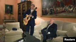 Ngoại trưởng Mỹ John Kerry cầm cây đàn guitar do Ngoại trưởng Tây Ban Nha Jose Manuel Garcia-Margallo tặng trong cuộc họp tại Bộ Ngoại giao ở Madrid, ngày 18/10/2015.