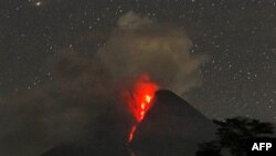 Núi lửa Merapi phun tro và khí nóng trong vài giờ đồng hồ sớm thứ Năm, sau một đợt phun trào mạnh một ngày trước đó