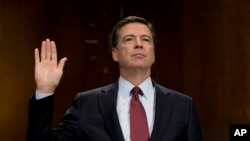 Giám đốc FBI James Comey tuyên thệ trước một buổi điều trần tại Hạ viện Hoa Kỳ ngày 8/7/2015.