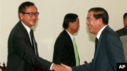 Thủ tướng Campuchia Hun Sen bắt tay với lãnh đạo đối lập Sam Rainsy trước cuộc họp tại Quốc hội ở Phnom Penh, ngày 17/9/2013.