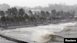 Sóng, gió đập vào kè đá ở thành phố Legazpi, tỉnh Albay của Philippines trong cơn bão Hagupit, 7/12/14