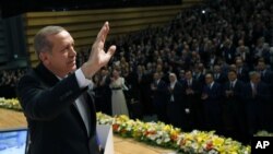 Thủ tướng Recep Tayyip Erdogan chào các thành viên đảng AK của ông trước khi thông báo quyết định chạy đua cho chức tổng thống, Ankara, 1/7/2014.