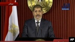 Hình ảnh thu lại từ đoạn ghi hình Tổng thống Mohammed Morsi phát biểu tại Cairo, Ai Cập, 6/12/2012. (AP Photo/Nile TV) 