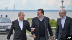 Từ trái: Tổng thống Nga Vladimir Putin, Chủ tịch Ủy ban châu Âu Jose Manuel Barroso, và Chủ tịch Hội đồng châu Âu Herman Van Rompuy tại St.Petersburg, ngày 3/6/2012