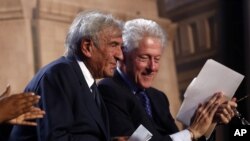 Cựu Tổng thống Bill Clinton và ông Elie Wiesel, người được trao giải Nobel Hòa bình, dự lễ kỷ niệm 20 năm của Viện bảo tàng Holocaust ở Mỹ, 29/4/13