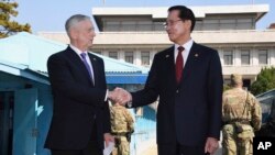 Bộ trưởng Quốc phòng Mỹ Jim Mattis bắt tay với người đồng cấp Hàn Quốc tại làng đình chiến Panmunjom, 27/10/2017