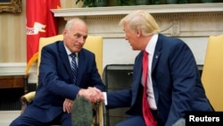 Ông John Kelly (trái) đã tuyên thệ nhậm chức hôm thứ Hai 31/7 để trở thành Chánh Văn Phòng Toà Bạch Ốc, ngày 31/7/2017.