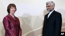 Trưởng ban chính sách đối ngoại EU Catherine Ashton (trái) và ông Saeed Jalili thuộc Hội đồng An ninh Quốc gia Tối cao của Iran tại cuộc họp ở Almaty, Kazakhstan, 5/4/13