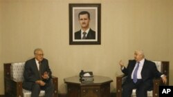 Đặc sứ Lakdar Brahimi (trái) hội đàm với Ngoại trưởng Syria Walid Moallem ở Damascus, Syria, 13/9/12