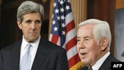 Thượng nghị sĩ John Kerry và Richard Lugar (phải) trong cuộc họp báo sau khi Thượng viện phê chuẩn Hiệp ước START mới, ngày 22/12/2010