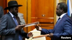 Tổng thống Nam Sudan Salva Kiir và lãnh đạo phiến quân Riek Machar ký thỏa thuận hòa bình tại Addis Ababa, Ethiopia, 9/5/2014.