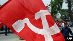 Cờ của phe Maoist tại Nepal. Cuộc nội chiến ở Nepal kết thúc năm 2008 với việc phiến quân Maoist đồng ý tham gia chính phủ