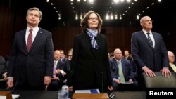 Từ trái, Giám đốc FBI Christopher Wray; Giám đốc CIA Gina Haspel và Giám đốc Tình báo Quốc gia Dan Coats đến Điện Capitol cùng với các quan chức khac trong cộng đồng tình báo để điều trần về "những mối nguy toàn thế giới," ngày 29 tháng 1, 2019.