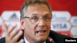 Tổng thư ký FIFA Jerome Valcke nói "không thích hợp để bắt đầu bất cứ quy trình tranh đăng cai nào vào thời điểm này."