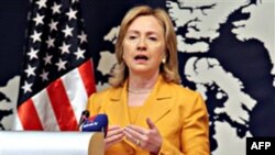 Ngoại trưởng Hoa Kỳ Hillary Rodham Clinton phát biểu tại một cuộc họp báo ở Manama, Bahrain, ngày 3/12/2010