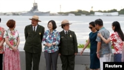 Bà Thái Anh Văn, thứ ba từ trái sang, tại khu tưởng niệm USS Arizona Memorial tại Pearl Harbor gần Honolulu, Hawaii, hôm 28/10.