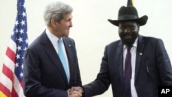 Tổng thống Nam Sudan Salva Kiir (phải) đón tiếp Ngoại trưởng Hoa Kỳ John Kerry tại văn phòng Tổng thống ở Juba, 2/5/14