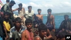 Mỗi năm, có hàng ngàn người Rohingya từ Bangladesh và Miến Điện bỏ trốn để tránh sự ngược đãi và nghèo khó