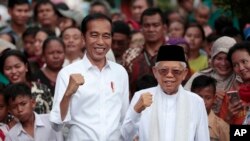 Tổng thống đương nhiệm Joko Widodo (trái) và ứng cử viên chung liên danh Ma'ruf Amin tuyên bố thắng cử tại Jakarta, Indonesia, ngày 21/5/2019.