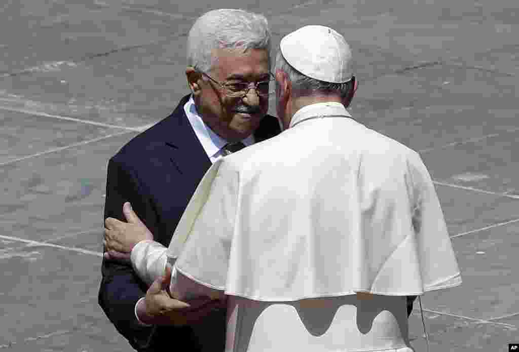 Đức Giáo Hoàng và Tổng thống Palestine Mahmoud Abbas sau buổi lễ phong thánh tại Quảng trường Thánh Phêrô ở Vatican, ngày 17/5/2015.