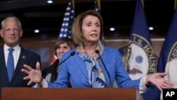 Lãnh đạo khối thiểu số tại Hạ viện, bà Nancy Pelosi, trong một buổi họp báo ở Điện Capitol, Washington, ngày 11 tháng 8 năm 2016.