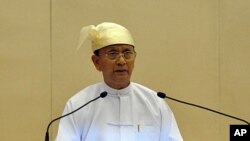 Tổng thống Thein Sein đã tiến hành một loạt cải cách, nới lỏng kiểm soát cơ quan truyền thông, phóng thích tù chính trị và hoan nghênh đối lập tham gia chính trường. Hoa Kỳ đáp lại bằng cách ngưng các biện pháp chế tài kinh tế