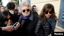 Diễn viên hài Beppe Grillo lãnh đạo nhóm Phong trào Năm Sao đi bỏ phiếu ở Genoa, Ý, 25/2/13