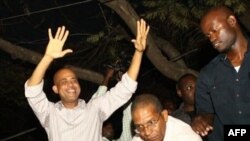 Ca sĩ Michel Martelly (trái) được tuyên bố là người chiến thắng trong cuộc bầu cử vòng nhì