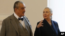 Bà Clinton và Bộ trưởng Ngoại giao Cộng hòa Séc Karel Schwarzenberg.