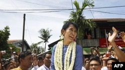 Bà Suu Kyi tại thị trấn Bago, 100 km về phía bắc Rangoon, ngày 14/8/2011