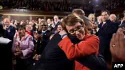 Tổng thống Obama chào đón dân biểu Giffords tại Điện Capitol ở Thủ đô Washington, 24/1/2012