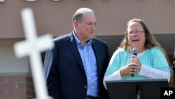 Thư ký quận hạt bang Kentucky Kim Davis cùng ứng cử viên tổng thống Đảng Cộng hòa Mike Huckabee (trái) sau khi được thả từ trung tâm giam giữ Carter County ở Grayson, Kentucky, ngày 8/9/2015.