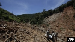 Nhân viên cứu hộ đang khiêng một nạn nhân thiệt mạng vì đất chuồi Nova Friburgo, bang Rio de Janeiro, Brazil, ngày 20 tháng 1, 2011