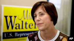 Tư liệu - Dân biểu Cộng hòa Mimi Walters no1qi chuyện với người ủng hộ tại văn phòng vận động tranh cử của bà ở Irvine, California, ngày 6 tháng 11, 2018.