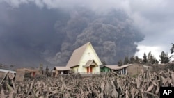 Núi Sinabung phun những đám mây khí nóng và tro bụi xuống làng Sibintun, Bắc Sumatra, Indonesia, ngày 6/1/2014.