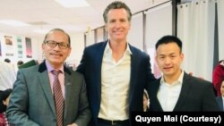 Mai Quyền (phải) được Thống đốc bang California Gavin Newsom (giữa) ân xá cho bản án năm 2005 và đang giúp đỡ những người Việt khác đối mặt trục xuất có cơ hội ân xá như anh. (Photo courtesy of Mai Quyen)