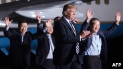 Tổng thống Donald Trump và 3 công Mỹ Tony Kim (trái), Kim Hak-song (thứ hai bên trái) và Kim Dong-chul (phải) tại căn cứ Andrews bang Maryland ngày 10/5/2018.