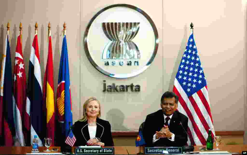 Ngoại trưởng Clinton gặp &ocirc;ng Surin Pitsuwan, Tổng thư k&yacute; ASEAN tại Jakarta, Indonesia. 4/9/2012. (AP Photo/Jim Watson, Pool)