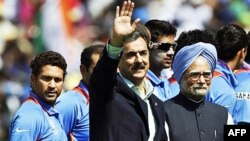 Thủ tướng Pakistan Yousuf Raza Gilani (trái) và cùng Thủ tướng Ấn Độ Manmohan Singh (phải) xem trận đấu bán kết giữa hai nước trong khuôn khổ Cúp cricket Thế giới hồi tháng 3, 2011